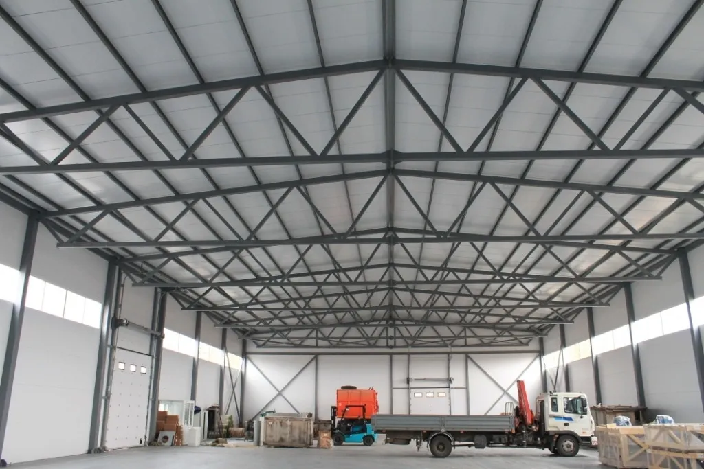 Нужно ли разрешение на строительство при строительстве ангара из металлоконструкций в {town:pr}?